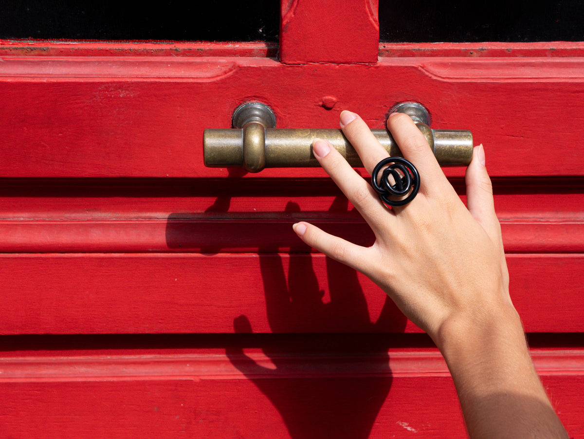 Anillo TRAZO brillo · Tradición y movimiento en una sola línea.