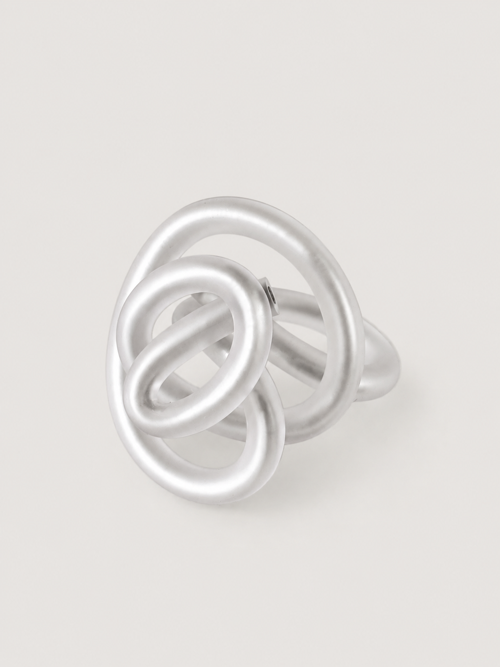 Anillo TRAZO mate · Tradición y movimiento en una sola línea.