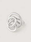 Anillo TRAZO mate · Tradición y movimiento en una sola línea.