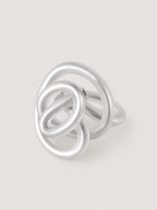 Anillo TRAZO mate · Tradición y movimiento en una sola línea.