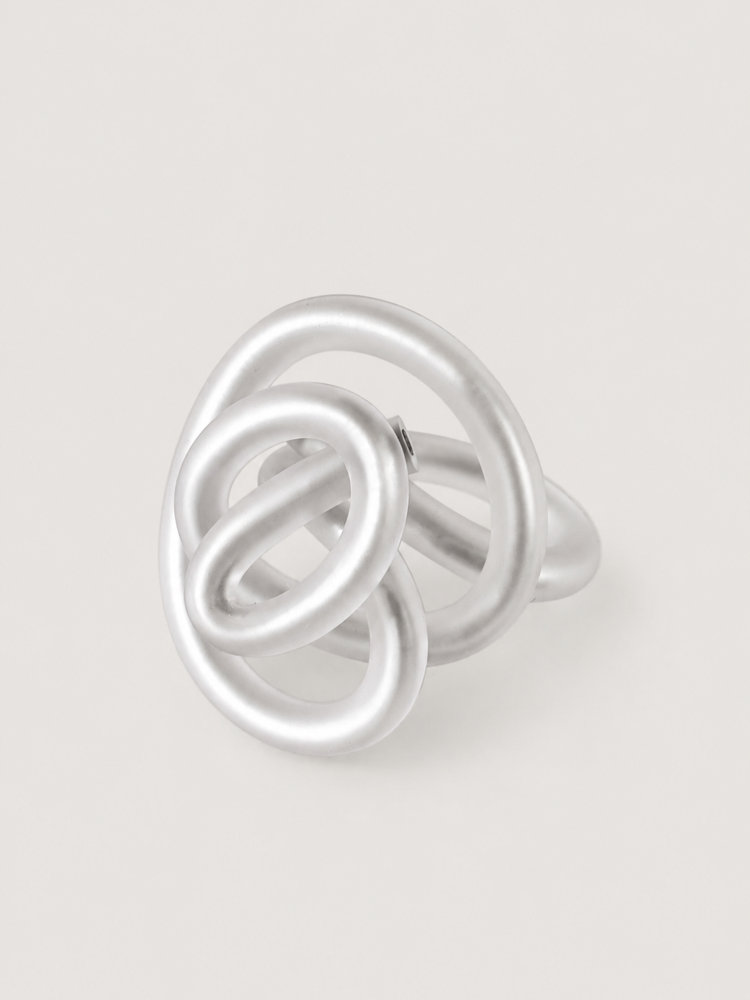 Anillo TRAZO mate · Tradición y movimiento en una sola línea.