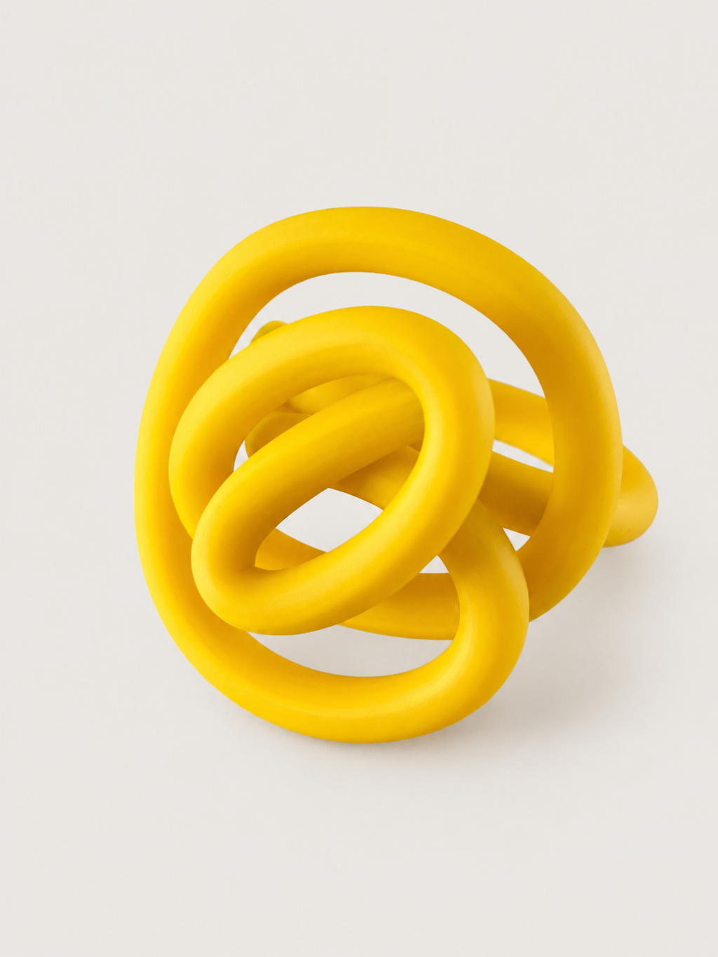 Anillo TRAZO mate · Tradición y movimiento en una sola línea.
