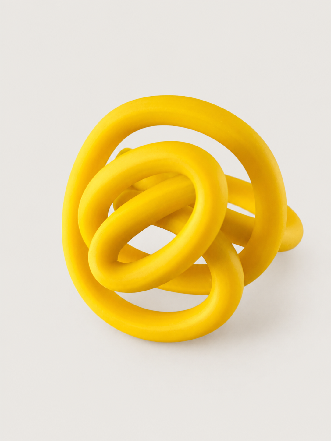 Anillo TRAZO mate · Tradición y movimiento en una sola línea.