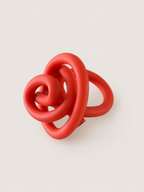 Anillo TRAZO mate · Tradición y movimiento en una sola línea.