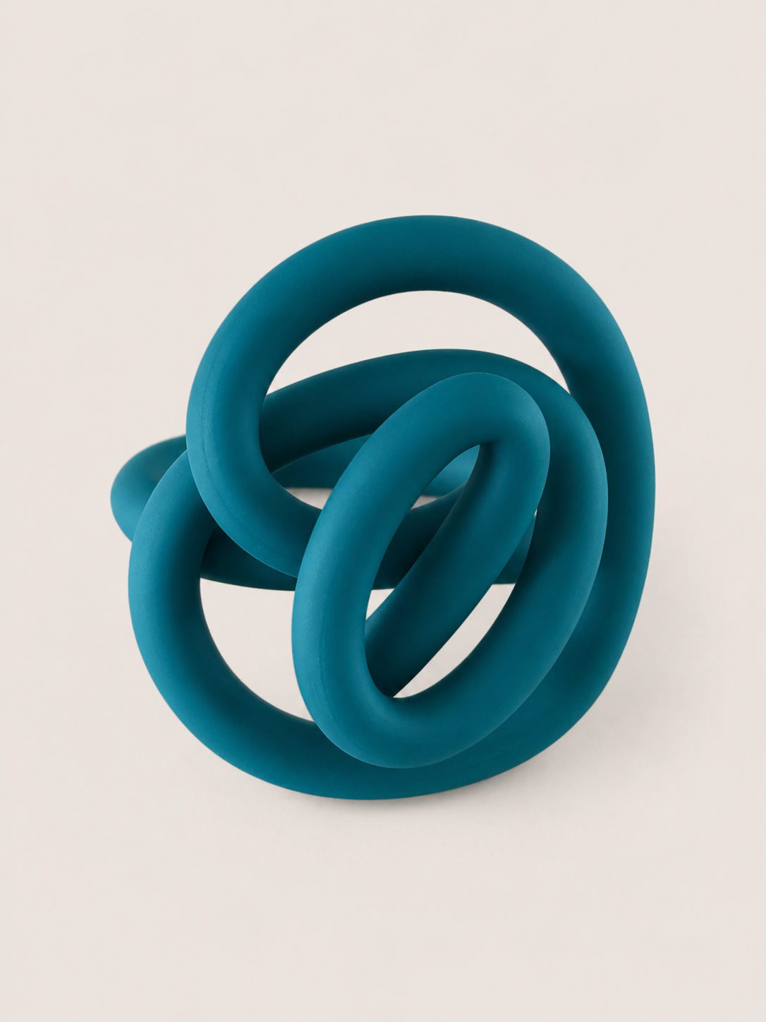Anillo TRAZO mate · Tradición y movimiento en una sola línea.