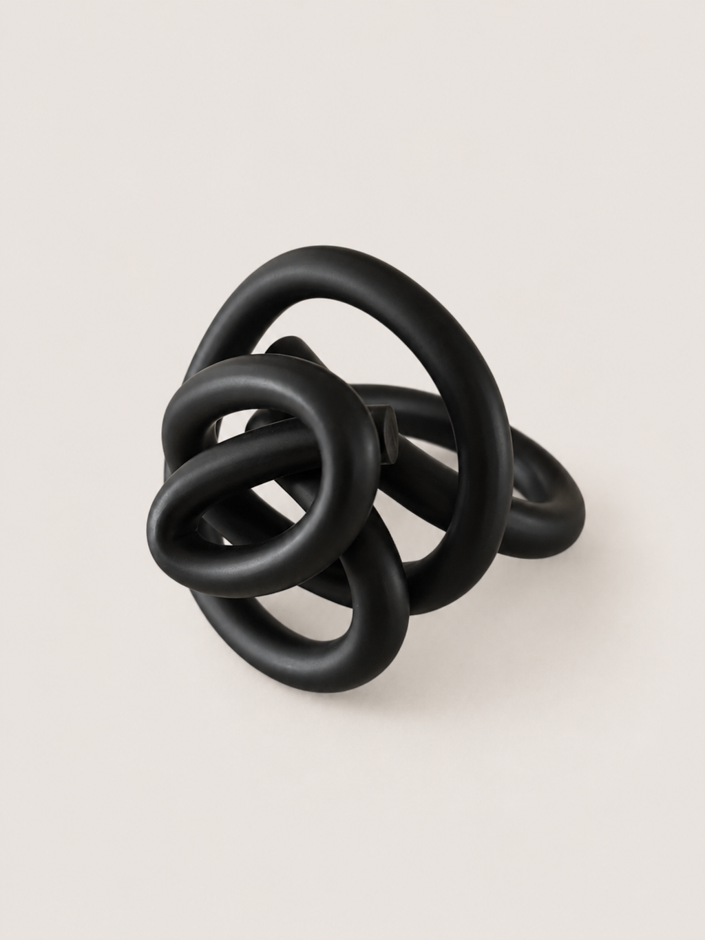 Anillo TRAZO mate · Tradición y movimiento en una sola línea.