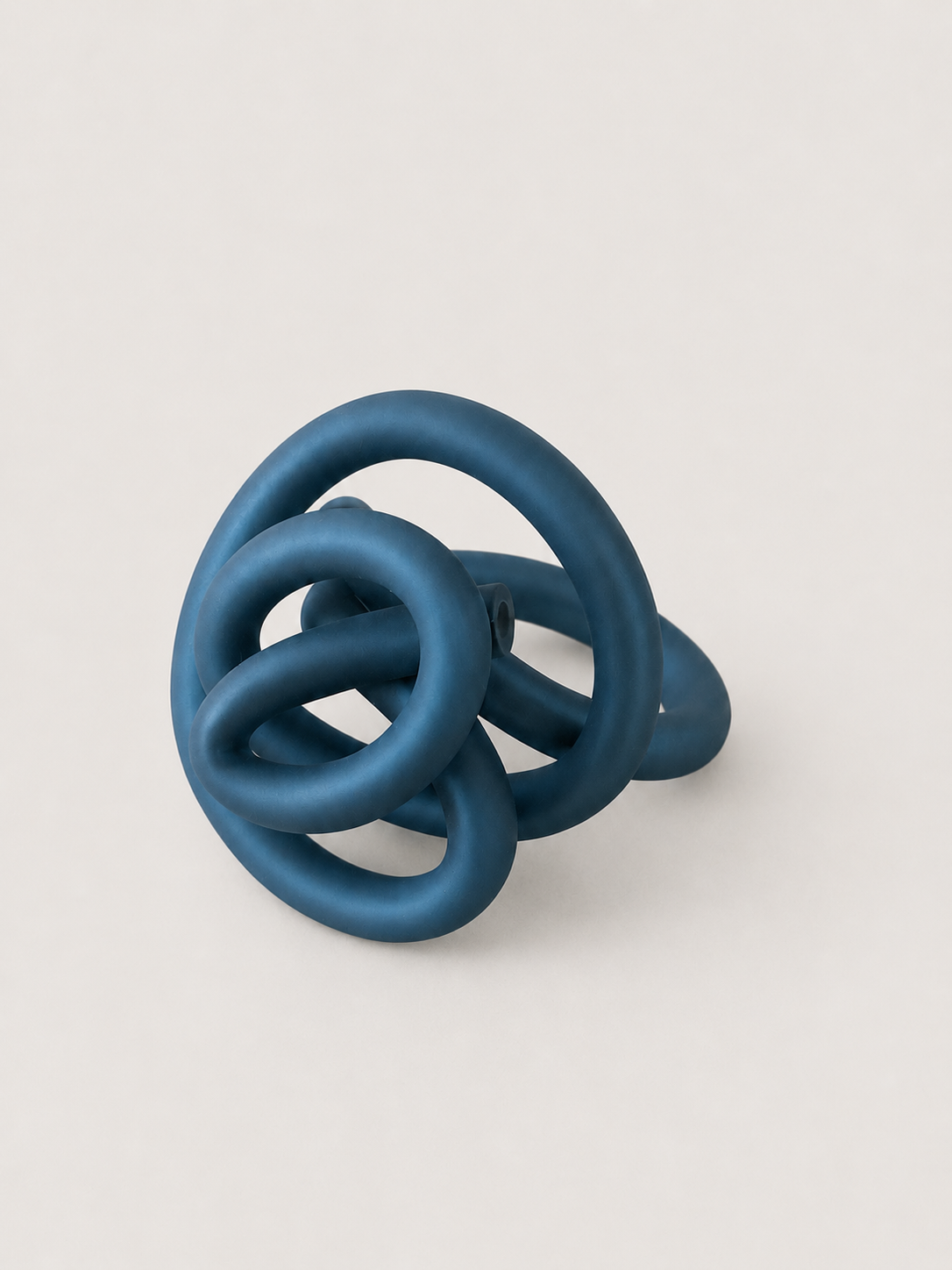 Anillo TRAZO mate · Tradición y movimiento en una sola línea.